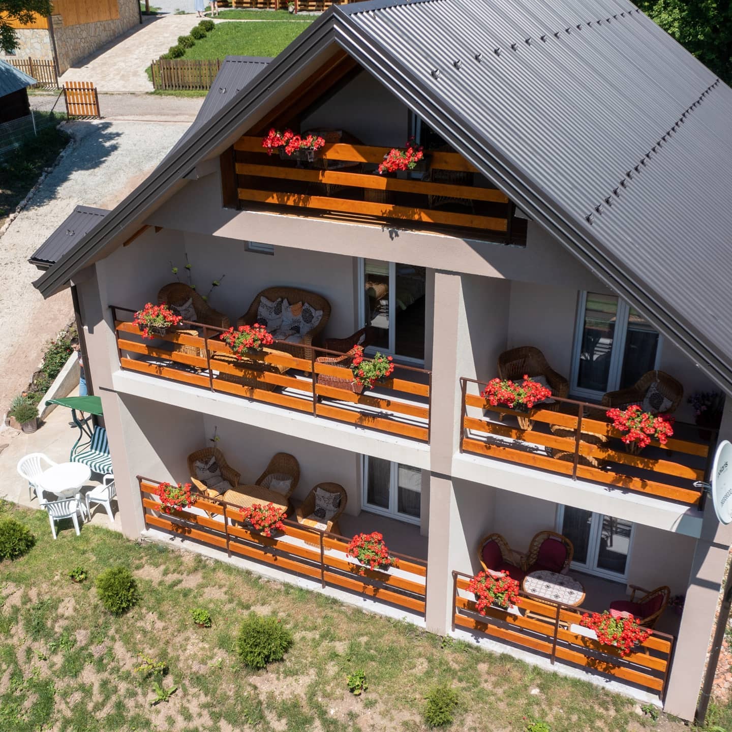 Biserna Dolina – pogled na objekat sa balkonima i cvetnim terasama