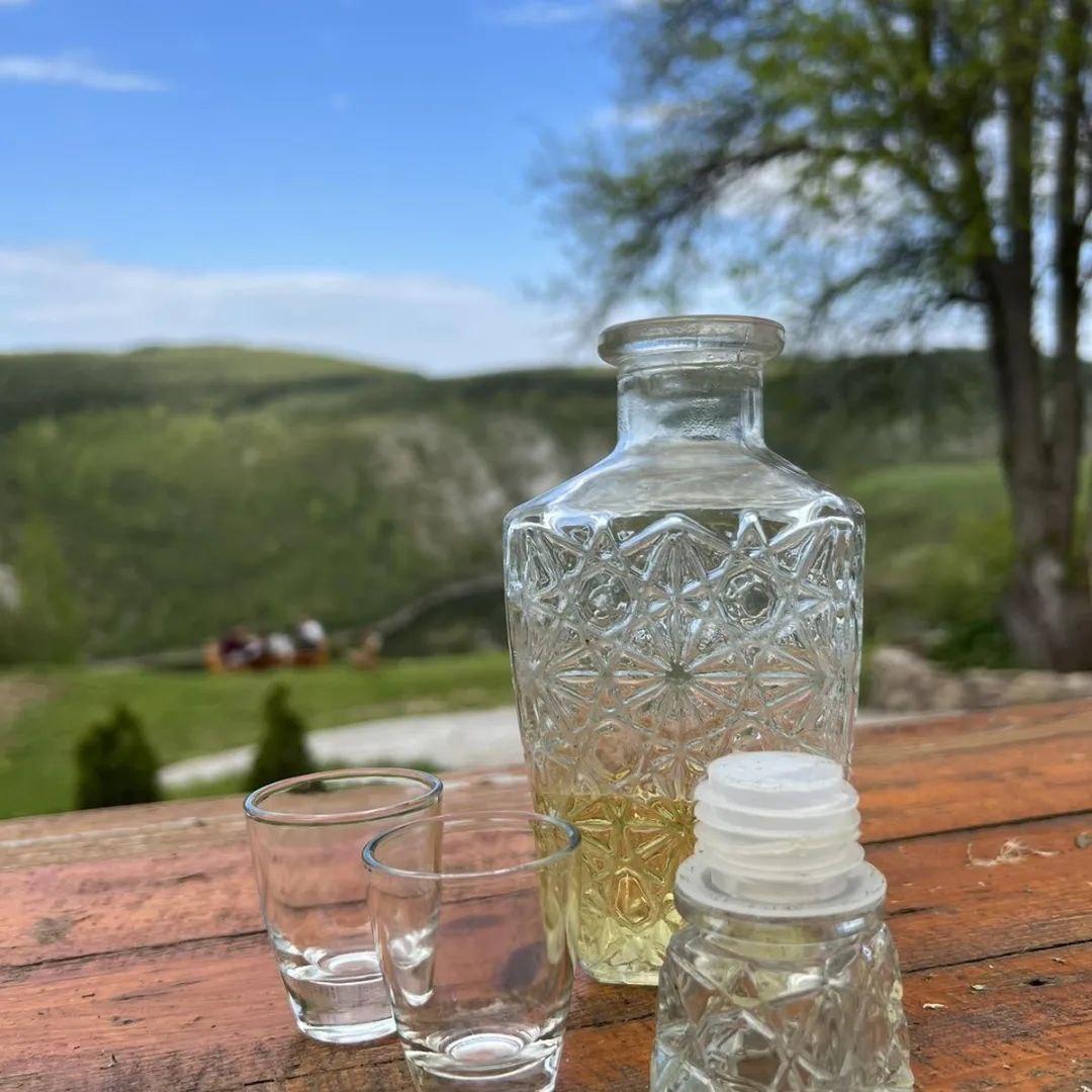 Domaća rakija uz pogled na kanjon Uvca – dobrodošlica gostima