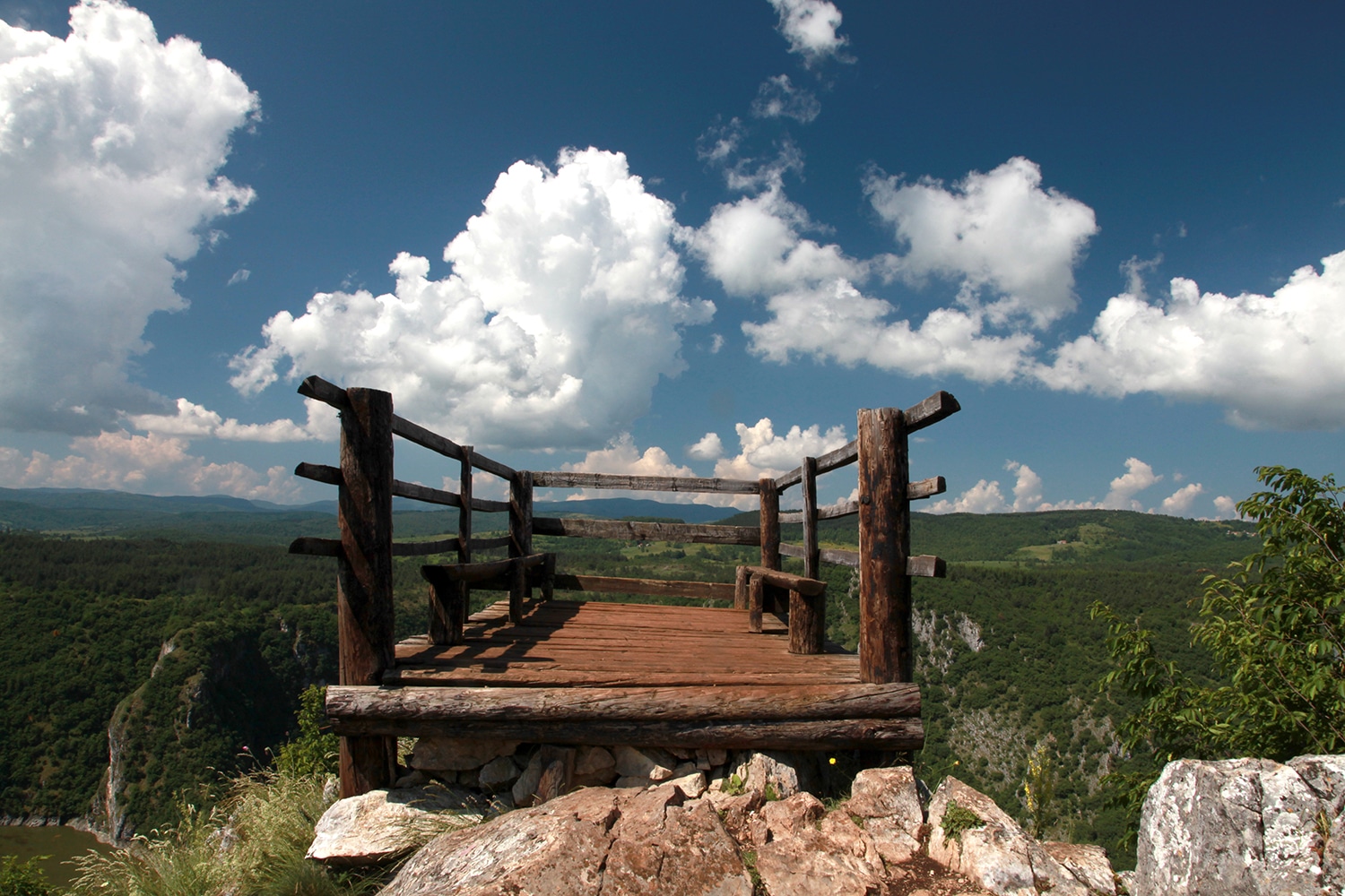 Vidikovac sa drvenom ogradom i panoramskim pogledom na reku Uvac