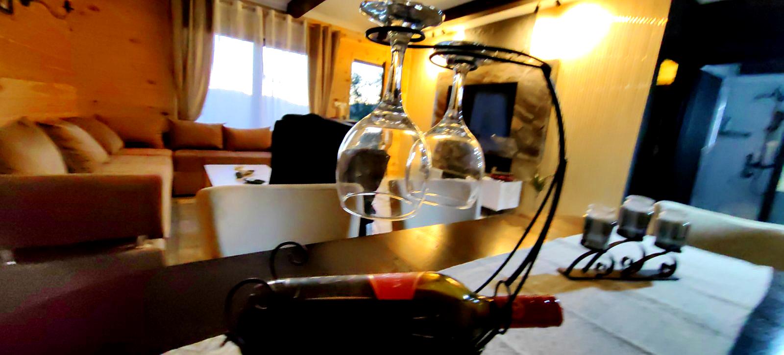 Vinske čaše i vino u brvnari Biserna Dolina LUX